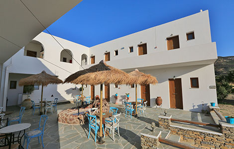 Gli spazi esterni del Sifnos hotel Benaki